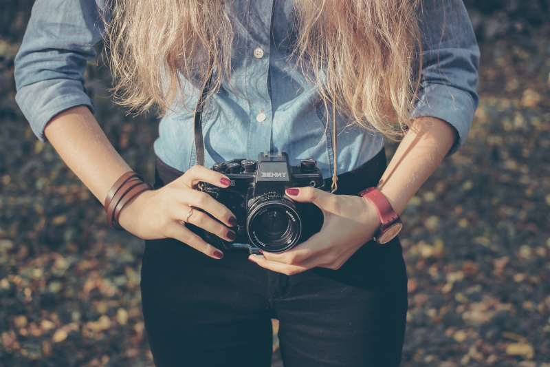 photographe-COLOMARS-min_hand-person-girl-woman-camera-photography-614-pxhere.com